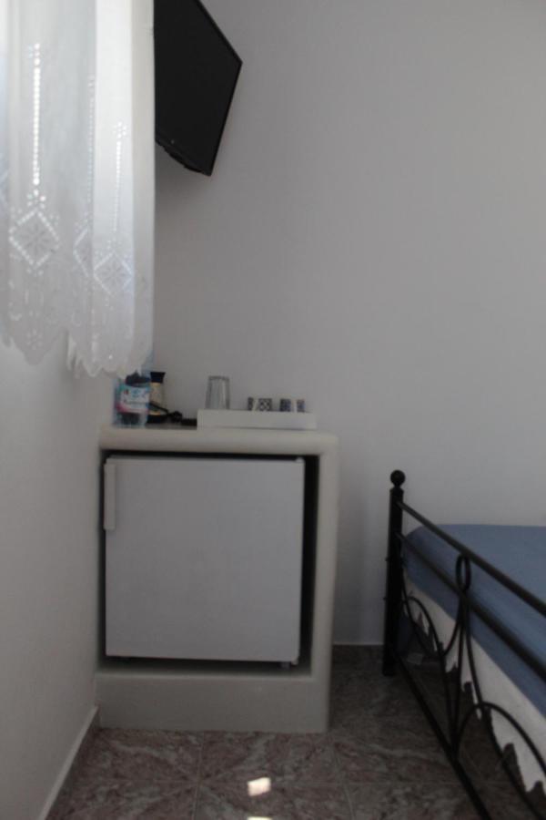 Meltemi Rooms And Studios Анафі Екстер'єр фото